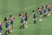 女子高生がファイターズガールときつねダンスで共演