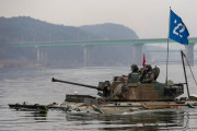 韓国陸軍の第11歩兵師団が南漢川で冬季渡河訓練を実施…K21歩兵戦闘車などが参加！