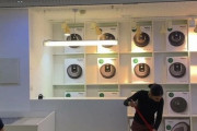 【悲報】ルンバ販売店、人間に掃除させてしまう……