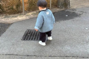 【画像】ママ「え、まって。うちの息子動物園来たのにマンホールにしか興味ないんだけど(ﾊﾟｼｬｯ」