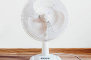 扇風機「そろそろ秋ですねぇ」