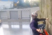 【動画】カーブで左すり抜けをしようとしたバイク乗り、トラックと壁に挟まれてしまう。