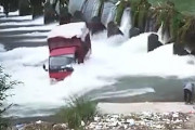 【動画】中国、迂回が面倒でダムの放水路を強引に横切る車、水に流されてしまう～！w