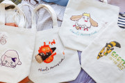 ジブリ「縦型刺繍帆布トートバッグ」登場！ふわモコなカルシファー・キツネリスたち
