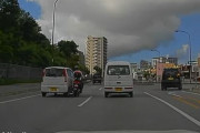 【ドラレコ】走行中の車の間をすり抜けたバイクが事故る