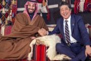 サウジ皇太子、日本の自衛隊中東派遣に「完全支持」　安倍首相と会談
