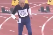 この歳でここまでやれる！？102歳のおじいちゃんの100メートルレース。海外の反応