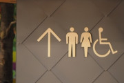 【男女】最近のトイレのピクトグラムが分かりにくい…青と赤の色分けはもうダメ？