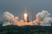 中国の大型ロケット、制御不能状態で大気圏突入へ　米国防総省が追跡