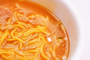 【超悲報】カップラーメンを食おうとしたのに箸がない