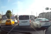 【動画】何がしたかった？埼玉で撮影されたプリウスの異常行動。