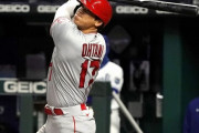 【動画】大谷翔平、2番DHで安打 ⇒ 1塁の相手選手にボーク騒動について同情される❗❗