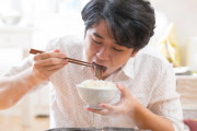 日本独自の食文化「口内丼」に賛否 ― マナー違反か、日本文化か？