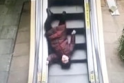 【動画】エスカレーターから転がり落ち続けるおばあちゃんが中国で撮影される(´･_･`)