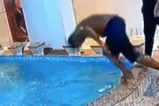【動画】激浅のプールに頭から飛び込んでしまった男性が(°_°)