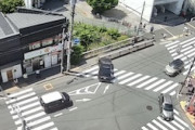 【動画】スマホ運転か？大船駅前で乗用車が自爆してしまう(@_@;)