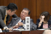 石破氏、憲法審議会で発言機会与えられず名札を叩きつける