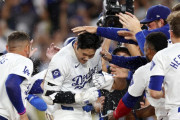 【海外の反応】大谷翔平選手が史上最速・史上６人目の４０ホームラン・４０盗塁を９回ツーアウト満塁でサヨナラホームランを打って達成して全米が震える！！！