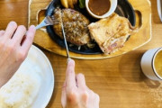 「ひとりで外食する」と女性に言ったら「寂しい人」と言われたんだが俺なんか悪い事言ったの？