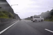 高速でハイエースがスピン…高速バスを巻き添えにしてしまう