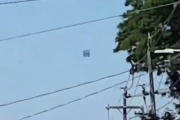 白昼に現れた四角いUFOが撮影される【動画】