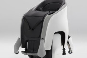 ホンダ、手を使わないモビリティ「ユニワン」事業化決定