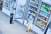 【衝撃】スーパーマーケットの冷蔵庫で4歳の少女が感電死。その映像が公開される。