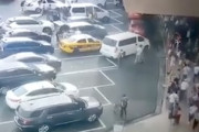 【動画】ペダルを踏み間違えた車が空港の混雑に突っ込み2人が死亡した事故。