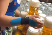 慣れてくればこれぐらい余裕で持てる？大量のビールジョッキを笑顔で持つ女の子。海外の反応