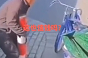【動画】中国あるある何でも盗む！今度は歩道の「車止め杭」を引っこ抜いて持ち帰る