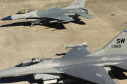 膨張式デコイの隣にある F-16戦闘機…どちらが囮かわかる？！