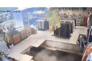ショッピング中に床がなくなる中国のモール
