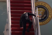 強風が原因？ エアフォースワンへの階段でバイデン大統領が3回も躓く