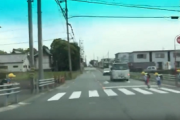 【動画】歩行者と車どちらが悪いかで議論が起きてるドラレコ動画ｗｗｗ