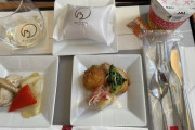 【悲報】JAL、ファーストクラス機内食が1人分足りなかったので2人分をはんぶんこして提供してしまう