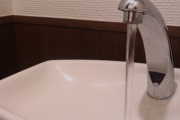 トイレのタンクの上から流れる水って『手を洗う為の水じゃない』って本当？
