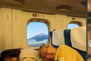 海外「日本人は最高だな！」新幹線で富士山撮影に協力した夫婦が素敵だと話題に