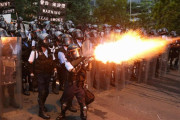 香港警察、デモ隊に250°Cの催涙弾(中国製)を使用…150日間で3千人超を拘束！