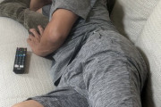 【画像】和田一浩さん、ミーアキャットとくつろぐ