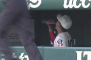 高校球児さん、ベンチでコーラを一気飲み
