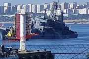 ロシア海軍の大型揚陸艦がウクライナ軍の水上ドローン攻撃で損傷、船体が傾き曳航…ノボロシスク海軍基地！