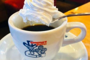 【画像】愛知県の喫茶店で「ウインナーコーヒー」を頼んだ結果、想像の斜め上をいくとんでもないモノがついてきたｗｗｗｗｗ