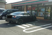 コンビニでバック駐車してるアホいて草