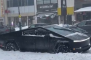 【動画】雪道でスタックしたサイバートラック(1500万円）の横を颯爽と走り去るホンダwww