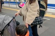 マスパンが子供3人+犬1匹と“新幹線で大移動”する写真、ガチで大変そう。全国のお母さん「尊敬する」