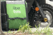 ニューヨーク市、フードデリバリー配達員の最低時給が2500円に