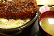 ソースカツ丼ってご飯にタレが絡んでいないから食いづらくね？
