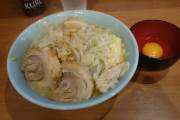 【画像】ラーメンに添えられた「生卵」の使い途を教えるなのです…