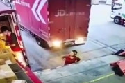 【中国】倉庫のスタッフがトラックと壁の間に挟まれてしまう事故。
