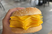 マジでチーズだらけのチーズバーガー、見つかる。お前らの想像の20倍チーズだらけ
